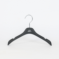Cintres pour enfants en plastique moulé par injection de haute qualité et robustes pour les magasins de vêtements, design gain de place