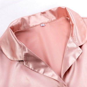 Pigiama Estivo da Donna in Raso di Seta con Logo Personalizzato, Set Due Pezzi con Pantaloncini - Product Image 3