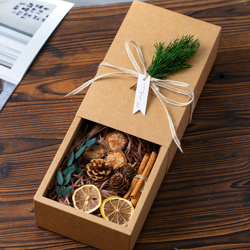 Confezione regalo in pino (dimensioni 12x12,5 cm)