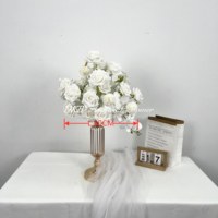 Fleurs artificielles raffinées et légères pour la décoration de réception de bureau