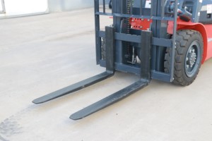 Новый дизельный вилочный погрузчик 3 тонны с гидравлическим противовесом, пневматическими цельнолитыми шинами, быстрая доставка - Product Image 6