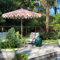 Parasol de jardin rond Premium 9' en coton Portofino avec franges, cadre inclinable en aluminium antirouille, parasol de marché avec bordure blanche festonnée