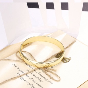Nouveau Bracelet Jonc Arc Simple Hypoallergénique en Acier Inoxydable Plaqué Or 14 carats Super Brillant Classique pour Vente en Gros de Bijoux Personnalisés - Product Image 3