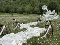 Toile de fond romantique et élégante en organza blanc avec des volants en soie et en maille 3D flottants en métal pour la décoration de mariage