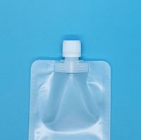 L'emballage liquide en plastique transparent tient le bec d'échantillon de boisson de la poche 20ml avec l'impression de gravure
