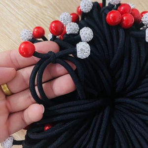 Élastique à cheveux S216 avec perles rouges et boule de diamant blanc, Bijoux en gros à 1 Yuan, Bijoux populaires, Bandeau mignon, Élastique à cheveux avec perles rouges - Product Image 1