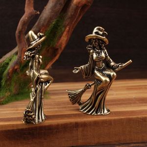 Estatua de Bruja de Latón para Decoración del Hogar, Regalo Personalizado Grabado con Impresión Tipográfica - Product Image 3