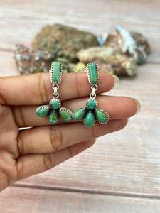 Pendientes Colgantes de Plata de Ley Hechos a Mano con Turquesa Kingman - Product Image 2