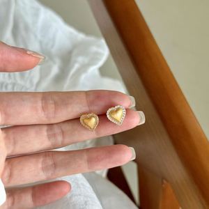 Pendientes de Corazón Dylam Dainty, Chapados en Oro de 22K sobre Plata de Ley, con Circonita Cúbica 5A, Superficie Cepillada, Joyería - Product Image 3
