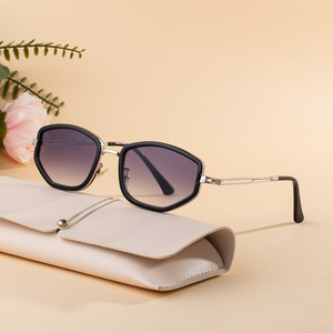 Elegantes gafas de sol de montura pequeña para mujer, lentes de PC UV400 de metal negro con estuche para conducir y uso diario - Product Image 1