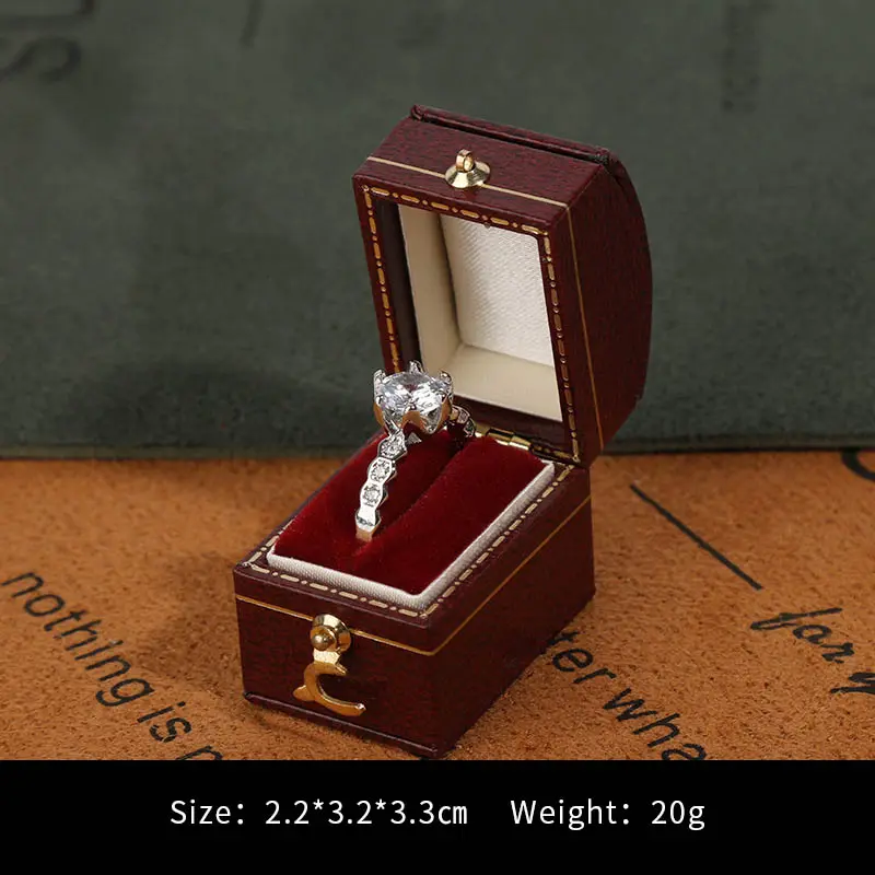 Boîte de bague rouge