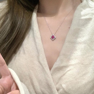 Collier Pétale Trèfle à Quatre Feuilles Scintillant en Zircon Rubis Rouge, Chaîne de Clavicule en Acier Inoxydable Plaqué Or Véritable 18K, Anti-ternissement - Product Image 5