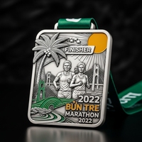 Médaille de finisseur de course sportive carrée en relief 3D, en alliage de zinc argenté antique, émail personnalisé, récompense de course avec ruban