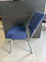 Chaise d'église empilable en tissu rembourré gris foncé à cadre en métal durable pour auditorium personnalisée à vendre