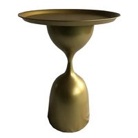 Table d'appoint moderne en forme de gobelet, plateau rond avec structure en fer doré, table d'appoint de canapé, table d'appoint artistique pour salon