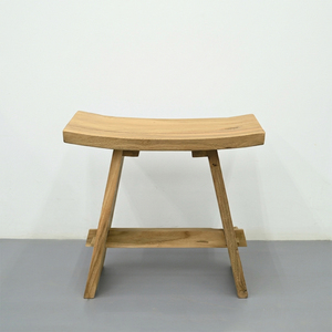 Banc en teck ancien de style japonais avec assise courbée et texture naturellement patinée, tabouret récupéré pour hôtel et jardin - Product Image 2