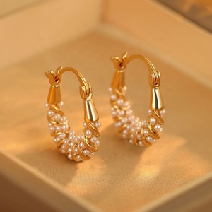 Boucles d'oreilles clous tendance pour femme, style rétro français de luxe, en argent tibétain plaqué or, avec zircon et perle - Product Image 2