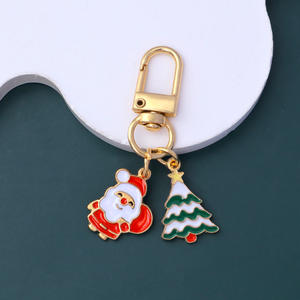 クリスマスの祝祭的なエナメルチャームキーホルダー、ゴールドトーンのメタルキーホルダー、サンタ、トナカイ、雪の結晶、リース、キャンディケインのペンダント付き - Product Image 4