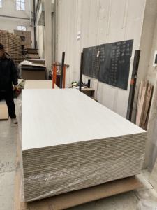 Panneau de contreplaqué mélaminé 4*8 pieds 18 mm avec colle E0, noyau Falcata, pour meubles sur mesure - Product Image 1