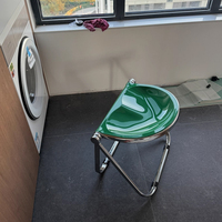 Tabouret pliant modulaire minimaliste avec structure en acier chromé, siège éco-responsable peu encombrant pour usage intérieur/extérieur