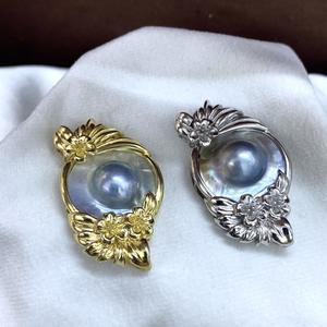 Charm Unisex de Plata 925 con Perla Mabe Blanca Redonda de 26mm x 40mm, Engaste de Flor, Estilo Clásico, para Collar - Product Image 3