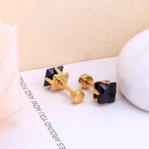 Pendientes de tuerca cuadrados de circonita con tornillo de acero inoxidable hipoalergénico chapado en oro PVD de 18 quilates al por mayor para niños - Product Image 4