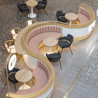 Banquette de restaurant moderne en forme de S, canapé incurvé en velours capitonné, mobilier commercial en bois