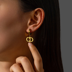 Pendientes de Aro Dorados Marca D con Dije de CD para Mujer, Joyería de Acero de Titanio - Product Image 3