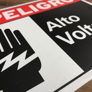 علامة أمان "بيليغرو ألتو فولتي" من الألومنيوم ، تثبيت سريع ، علامة تحذير إسبانية ذات حجم كبير ، علامة تحذير واقفة عاكسة خفيفة - Product Image 3