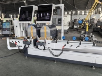 Machine de découpe CNC à double tête de 550 mm pour fenêtres et portes à grand écran, avec coupes à tout angle de 22,5 à 157,5 degrés