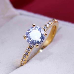 Anello con Cristallo Rotondo a Quattro Punte per Donne, Tono Dorato con Dettagli Pavé, Elegante Accessorio per Uso Quotidiano - Product Image 6
