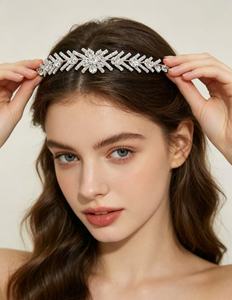 Diadème de <span class=keywords><strong>mariée</strong></span> élégant style Europe-Amérique <span class=keywords><strong>avec</strong></span> strass et feuilles, simple et tendance, pour banquets et mariages - Product Image 2