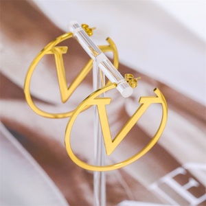 Pendientes de Aro con Letra V Grande Personalizados, Chapados en Oro de 18k y Acero Inoxidable Vintage, con Circonita, para Mujer - Product Image 3