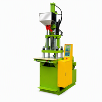 Machine de moulage par injection verticale de 20 tonnes HG-TC200 pour le moulage de cintres en fil d'acier en plastique avec des matériaux PET/PP/PC/PA/EPS