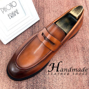Zapatos formales de vestir para hombre, hechos a mano con cuero genuino, mocasines, zapatos de cuero cómodos, para oficina, viajes y trabajo. - Product Image 1