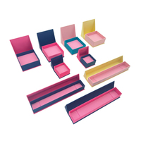 Boîte à bijoux en papier à couvercle rabattable personnalisé OEM avec fermeture magnétique et insert en velours doux pour emballage de luxe