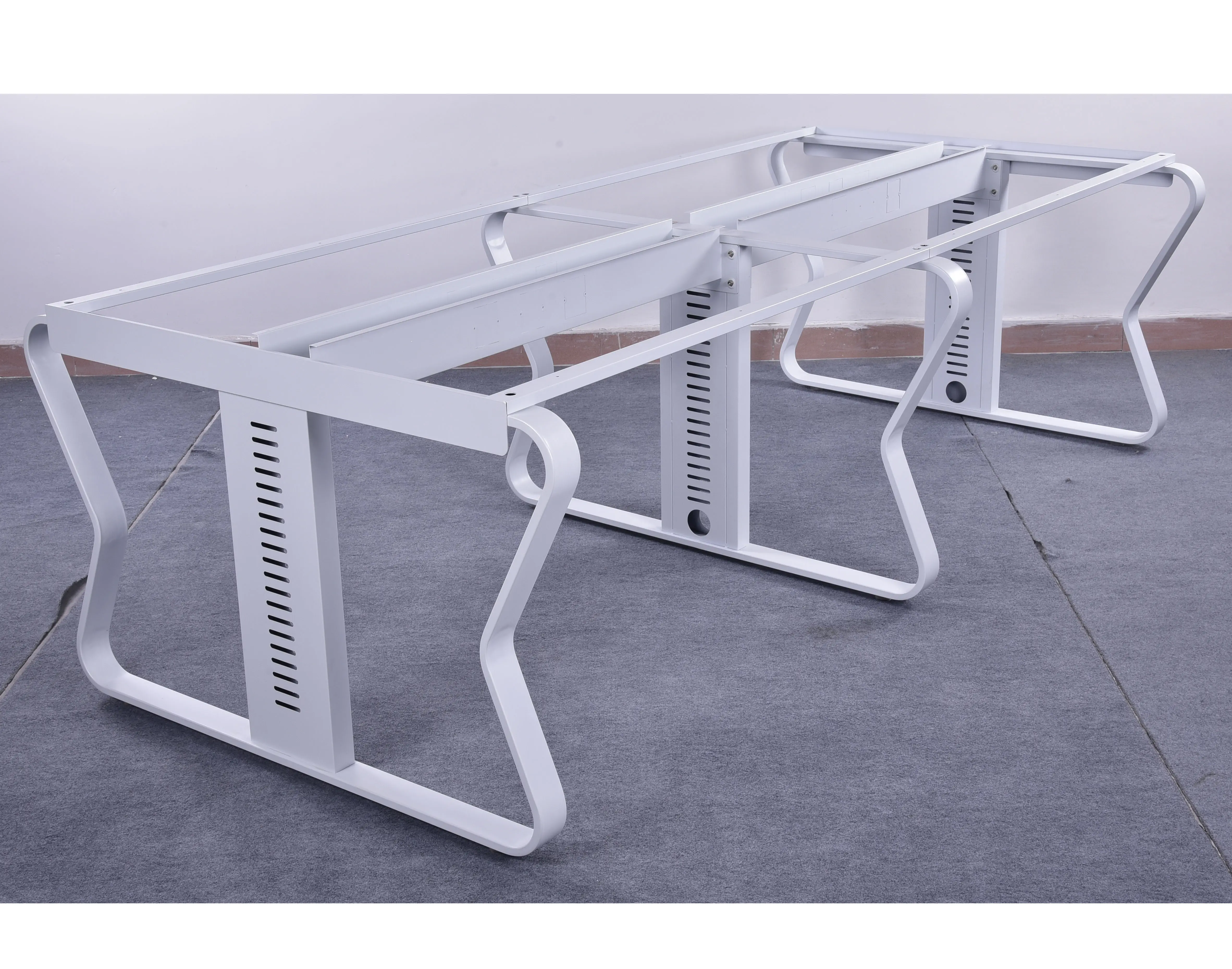 Desain Modis Kaki Meja Kantor Berbentuk Kupu-kupu dengan Fungsi Manajemen Kabel untuk Stasiun Kerja
