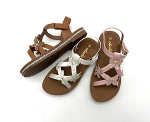 Precio barato de fábrica nueva llegada bonito diseño de flores OEM logotipo personalizado inyección de PVC suela plana zapatos para niños sandalia para niñas - Product Image 4