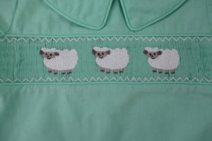 Robes Smockées Vert Menthe pour Bébés Filles, Broderie Délicate Faite Main, Élégance Emballée, Vente en Gros - Product Image 6