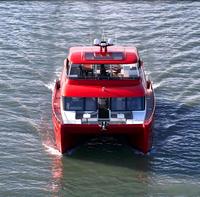 Catamaran de luxe de 62 pieds en fibre de verre soudée, avec deux moteurs in-bord de 440 CV et commande par écran tactile, idéal pour les croisières de plaisance en mer.