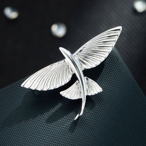 Broche <span class=keywords><strong>de</strong></span> Pez Volador <span class=keywords><strong>de</strong></span> Aleación <span class=keywords><strong>de</strong></span> Latón Chapado en Oro Real, Accesorio <span class=keywords><strong>de</strong></span> Moda Diaria <span class=keywords><strong>de</strong></span> Lujo Personalizado <span class=keywords><strong>de</strong></span> Fábrica al por Mayor - Product Image 5