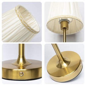 Lampe de table sans fil moderne classique finition laiton doré, ampoule E14, abat-jour en tissu, batterie remplaçable, pour mariage et restaurant - Product Image 6