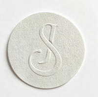 Autocollants d'étiquettes de marque personnalisés avec logo en relief, cercle bombé beige et blanc pur, en papier d'art, pour scellage