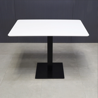 Tables de restaurant pour 4 personnes, tables modernes en surface solide blanche, tables basses carrées brillantes