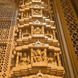 Panneau sculpté traditionnel pour temple hindou, motif Dev Murti Stambh, en grès de Jaisalmer de qualité supérieure, pour décoration murale de pilier, architecture sacrée - Product Image 3