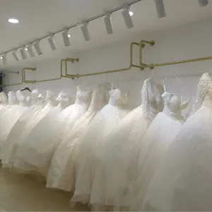 Boutique Bridal Shop espositore per abiti da sposa in oro con binario laterale in acciaio inossidabile di fascia alta personalizzato