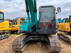 Excavatrice Kobelco SK140 d'occasion, fabriquée au Japon, 14 tonnes, moteur Mitsubishi, roulement central, modèle 2024, rapport technique. - Product Image 3