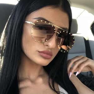 Customized Metal Rivet Sunglasses Fashionable and Retro Uv400 <b>Large</b> <b>Frame</b> Sunglasses for Women - Product Image 1