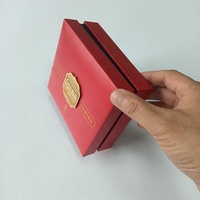 Fabricant chinois logo personnalisé marque rigide rouge petite boîte cadeau pour pochette souvenir trophée emblème pièce boîte d'emballage