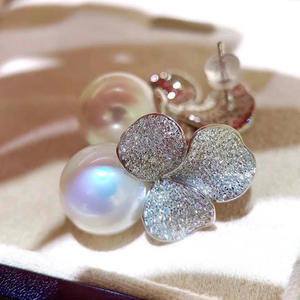E3365 Pendientes de botón con forma de flor en oro blanco con perla y microincrustaciones para uso diario de mujer, estilo clásico - Product Image 4